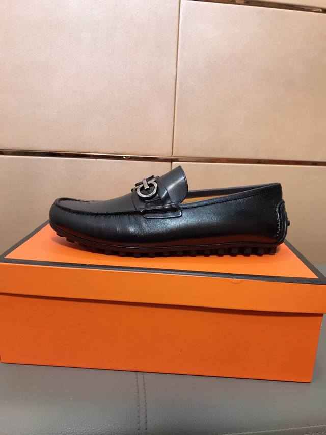 工厂价 菲拉格幕 Ferragamo 新款男士豆豆鞋高品质做工精细，高端奢华鞋面采用进口意大利牛皮真皮内里橡胶耐磨防滑大底，穿着透气舒适高品味男士首选码数38-